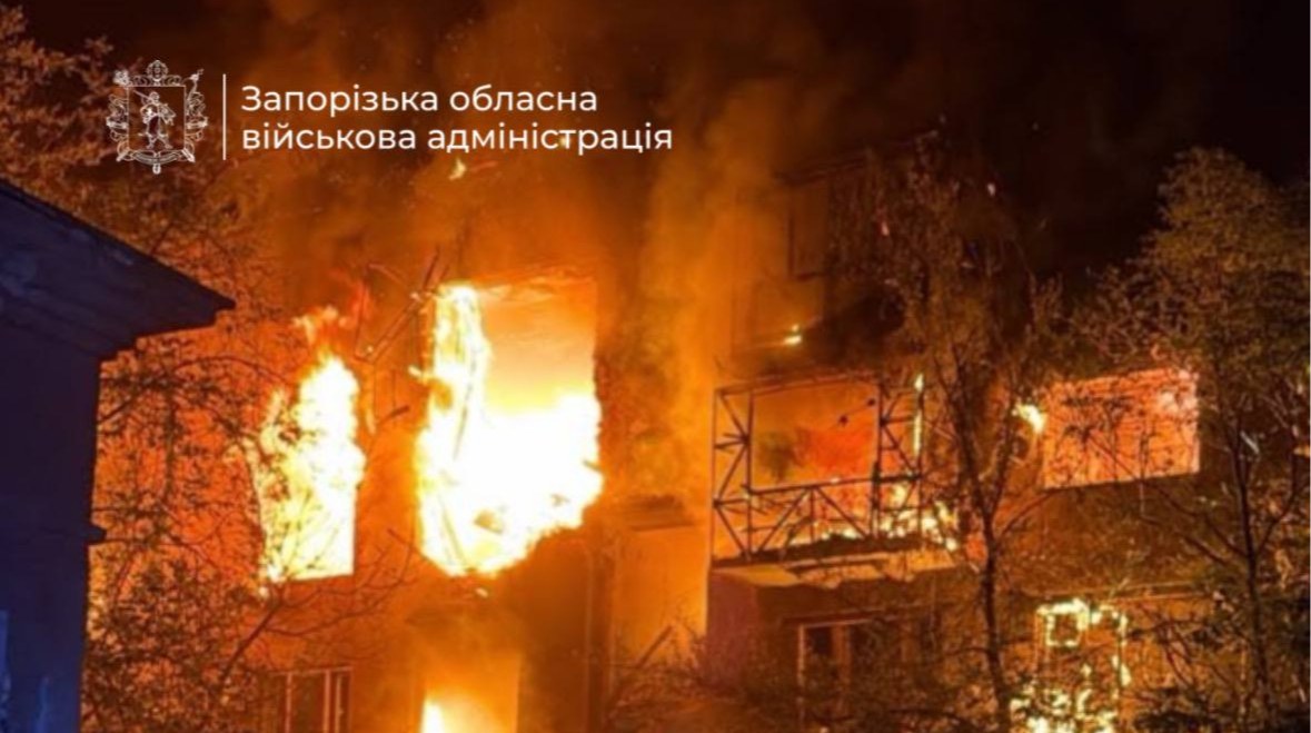 Пошкоджені багатоповерхівки в Запоріжжі після удару російських безпілотників ввечері 12 липня 2026 року