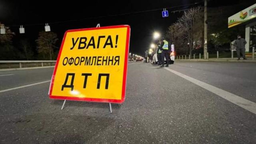 Місце ДТП на вулиці Городоцькій у Львові за участі службового поліцейського авта та електроскутера