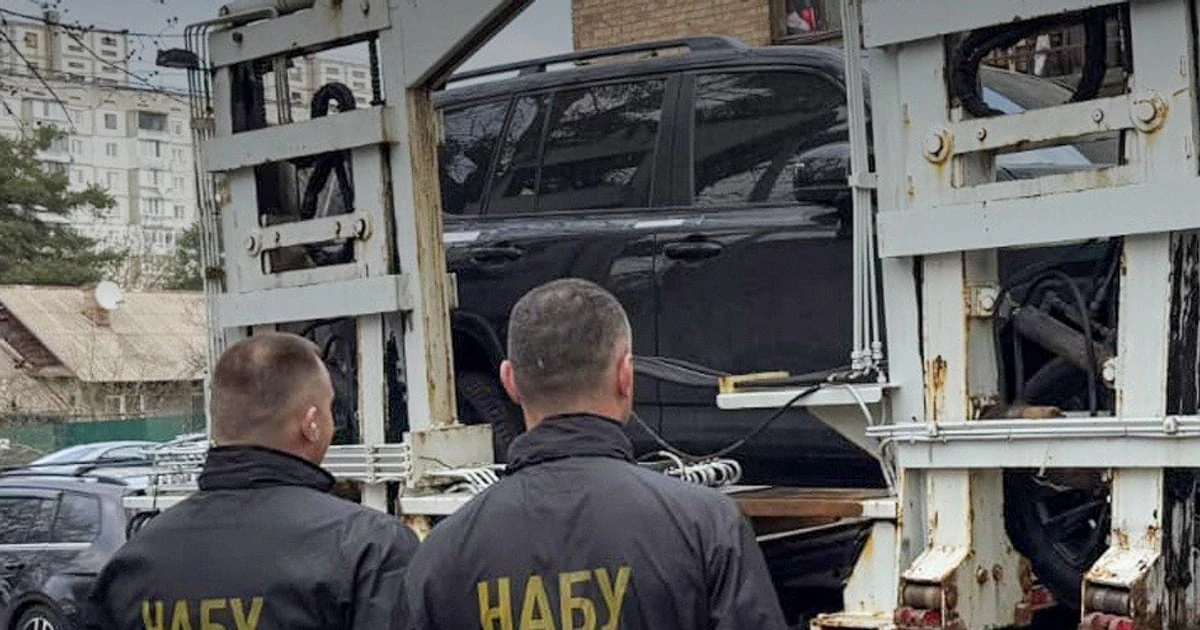 Автомобілі преміумкласу, вилучені у підозрюваних у справі НГУ