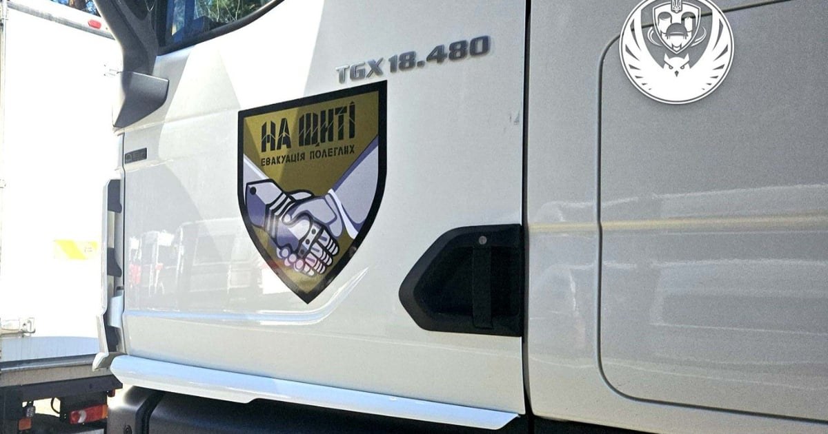 Репатріаційний автомобіль під час передачі тіл загиблих