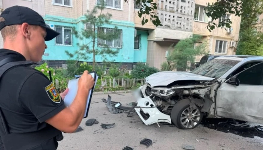 Пошкоджений автомобіль у дворі багатоповерхівки на вулиці Семена Палія в Одесі.