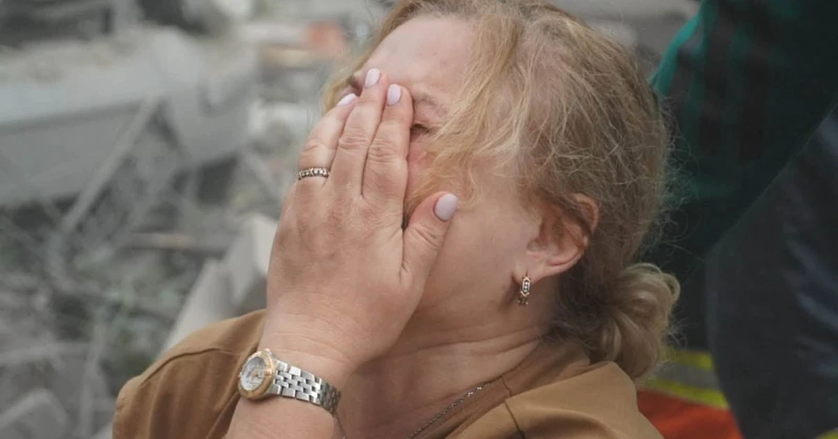 Рятувальники на місці російського удару у Львові 30 липня 2026 року та будинок на вулиці Виговського після прямого влучання