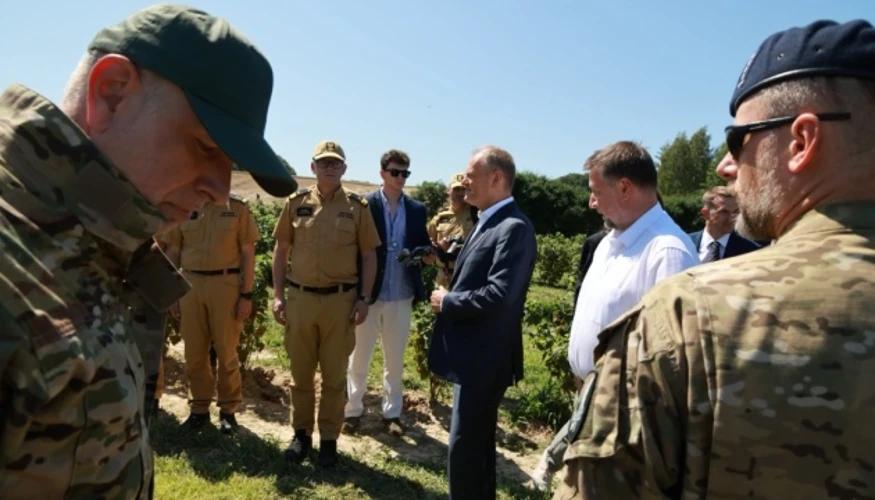 Прем'єр-міністр Польщі Дональд Туск на місці падіння ракети у Люблінському воєводстві