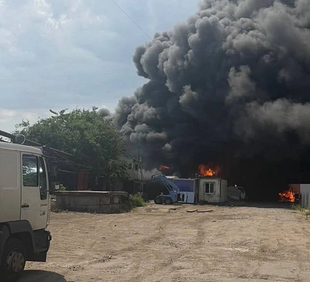 Пошкоджене цивільне підприємство в Одесі, масштабна пожежа господарської техніки та пошкоджена газова магістраль після удару