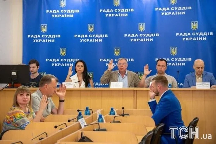 Зарплати суддів в Україні