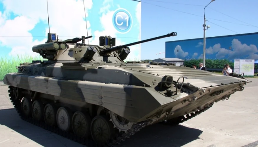 Колона російської бронетехніки на вулицях Бамако після розвантаження із судна «Михайло Бритнєв»