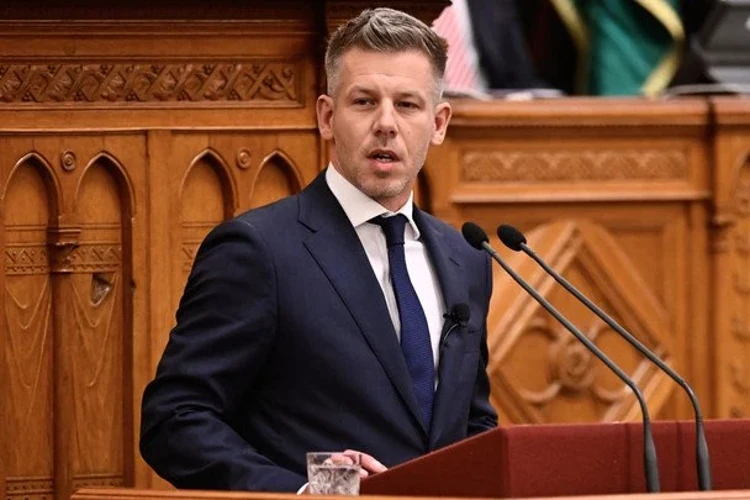 Петер Мадяр підписує документ уряду Угорщини