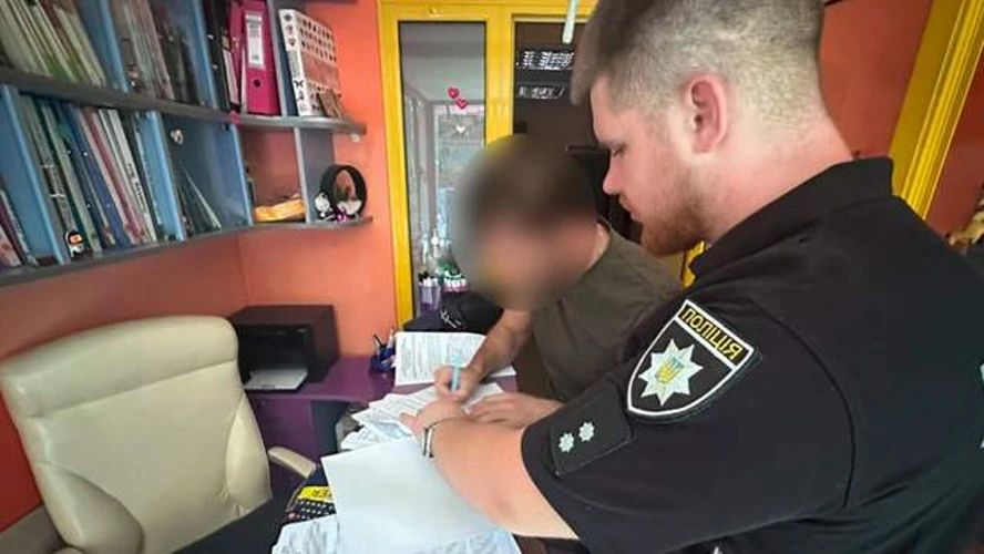 У Хмельницькому директору мовного центру повідомили про підозру у розбещенні учениць