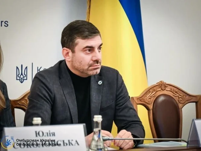 Поліцейські перевіряють евакуаційний автомобіль Товариства Червоного Хреста біля села Шевченкове на Миколаївщині.