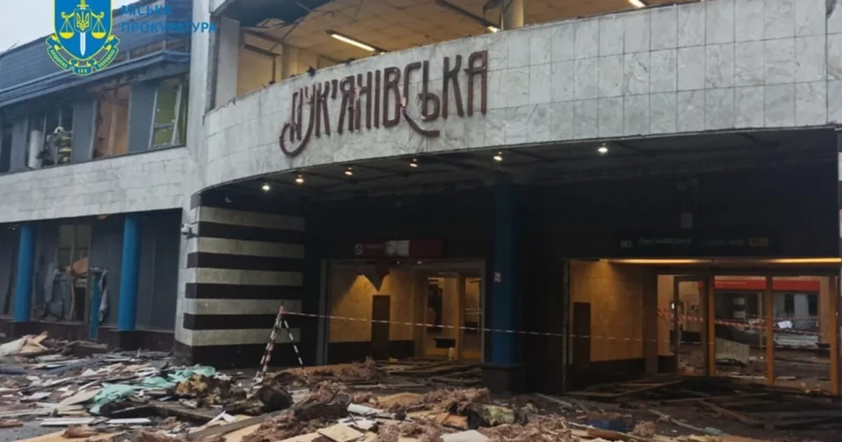 Скляний зупинковий павільйон на вулиці Глибочицькій біля метро «Лук'янівська»