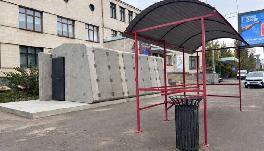 Мобільне укриття поряд із зупинкою «Парк Івана Багряного» на Берестейському проспекті в Києві