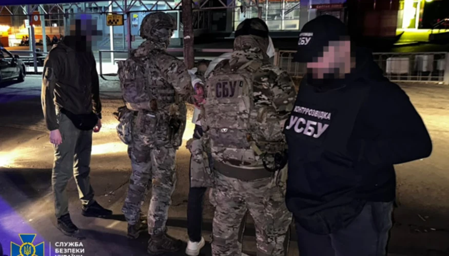 Співробітники СБУ на міському автовокзалі у Рівному під час спецоперації із затримання агента РФ