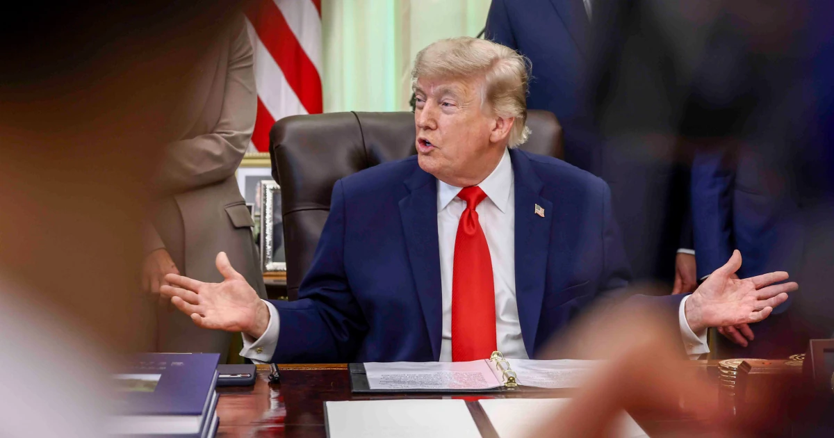 Президент США Дональд Трамп під час спілкування з журналістами 13 жовтня 2026 року